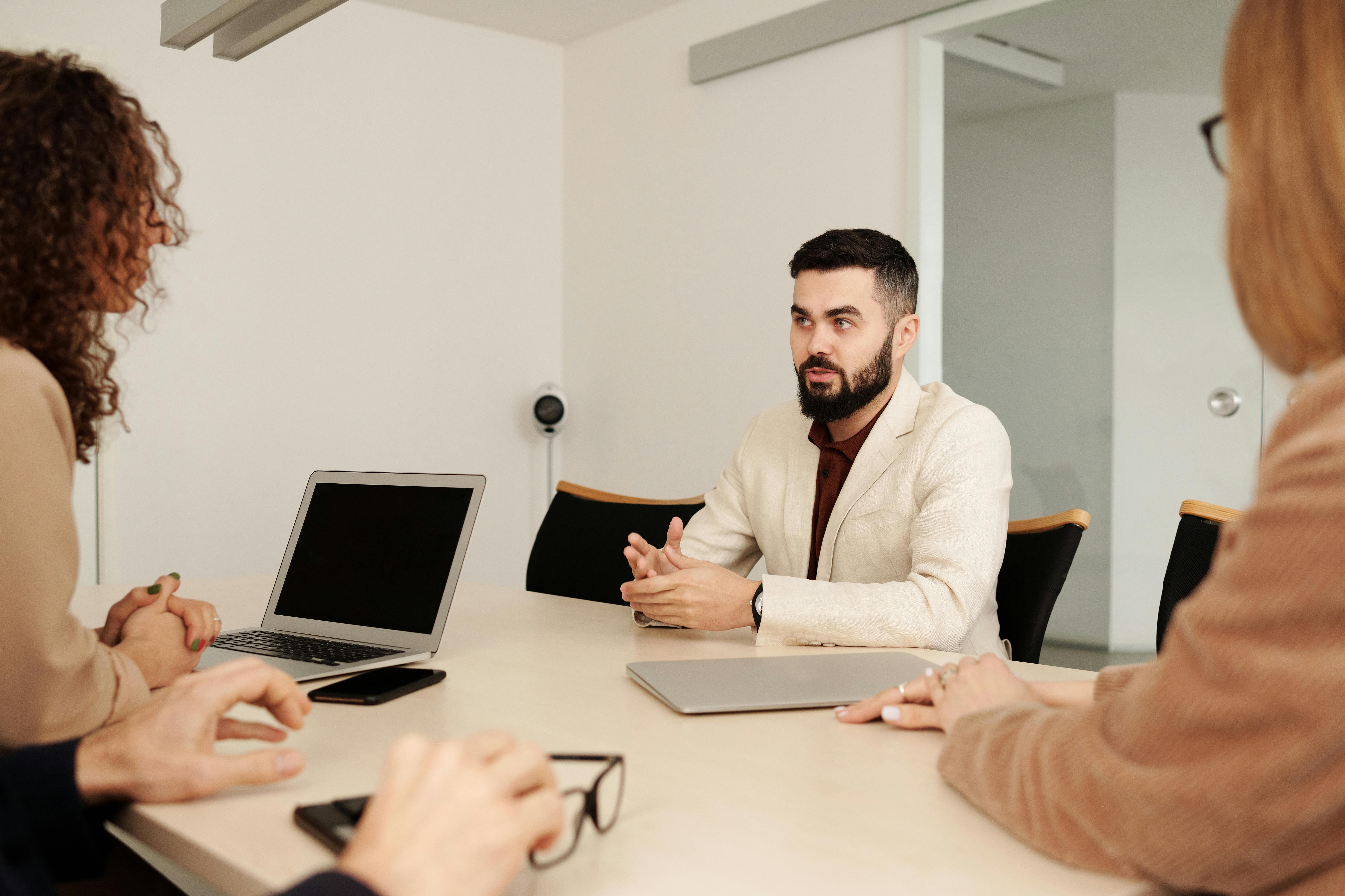 Equipe em reunião de alinhamento